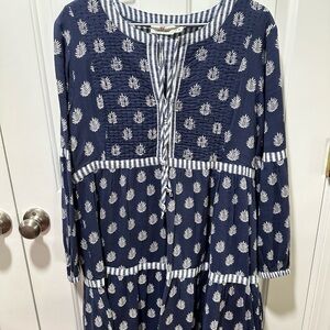 Vineyard vines women’s dress size medium. Navy blue and white print.